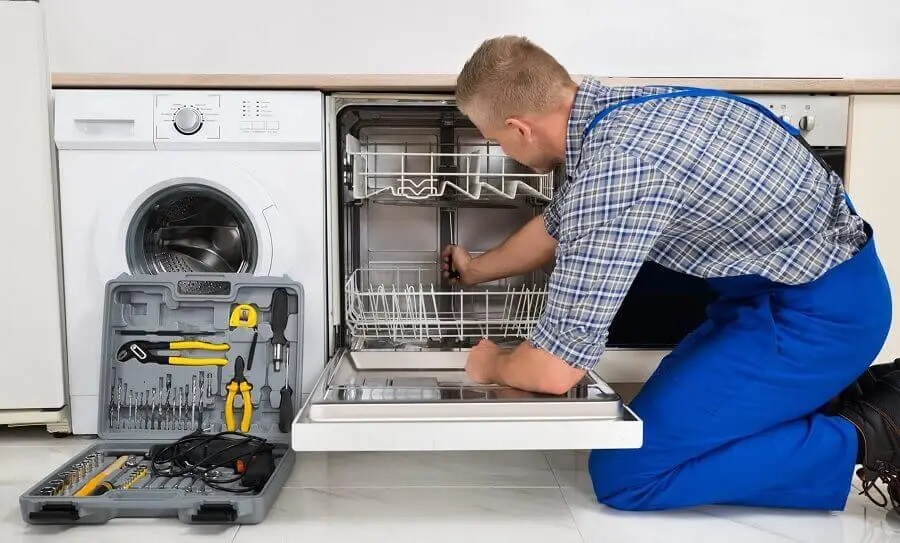 Serdivan Grundig servisi teknisyen ekibi beyaz eşya tamiri yaparken